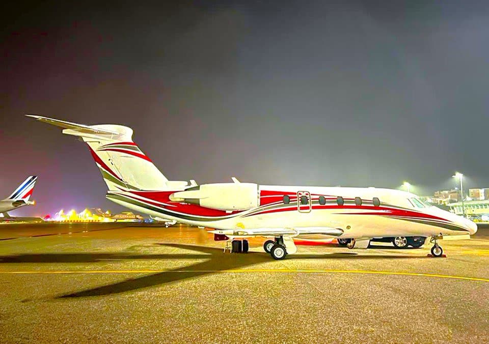 Jato executivo Citation no pátio do aeroporto, à noite