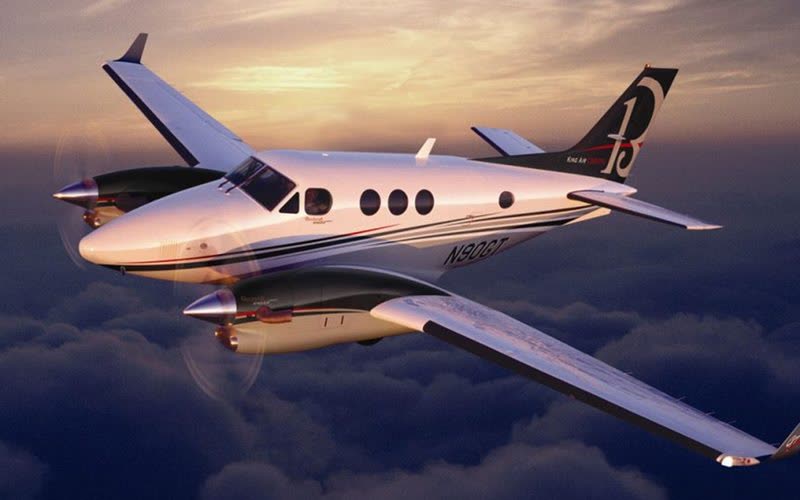 Turboélice King Air em voo acima das nuvens