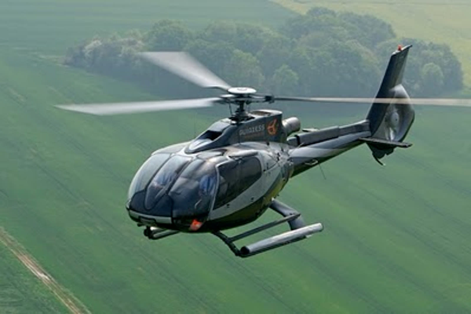 Helicóptero executivo em voo
