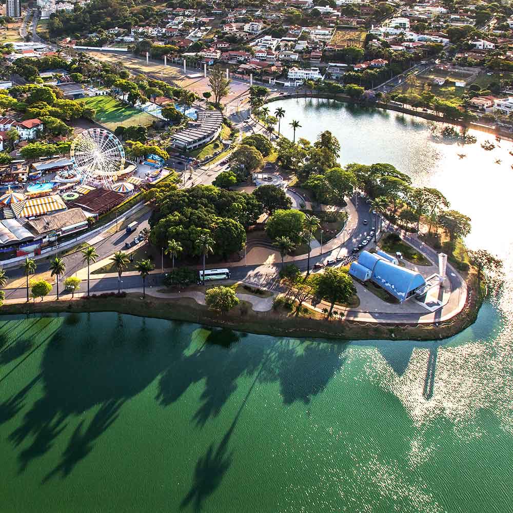 Igreja São Francisco de Assis à beira da Lagoa da Pampulha vista do alto, com roda-gigante ao lado