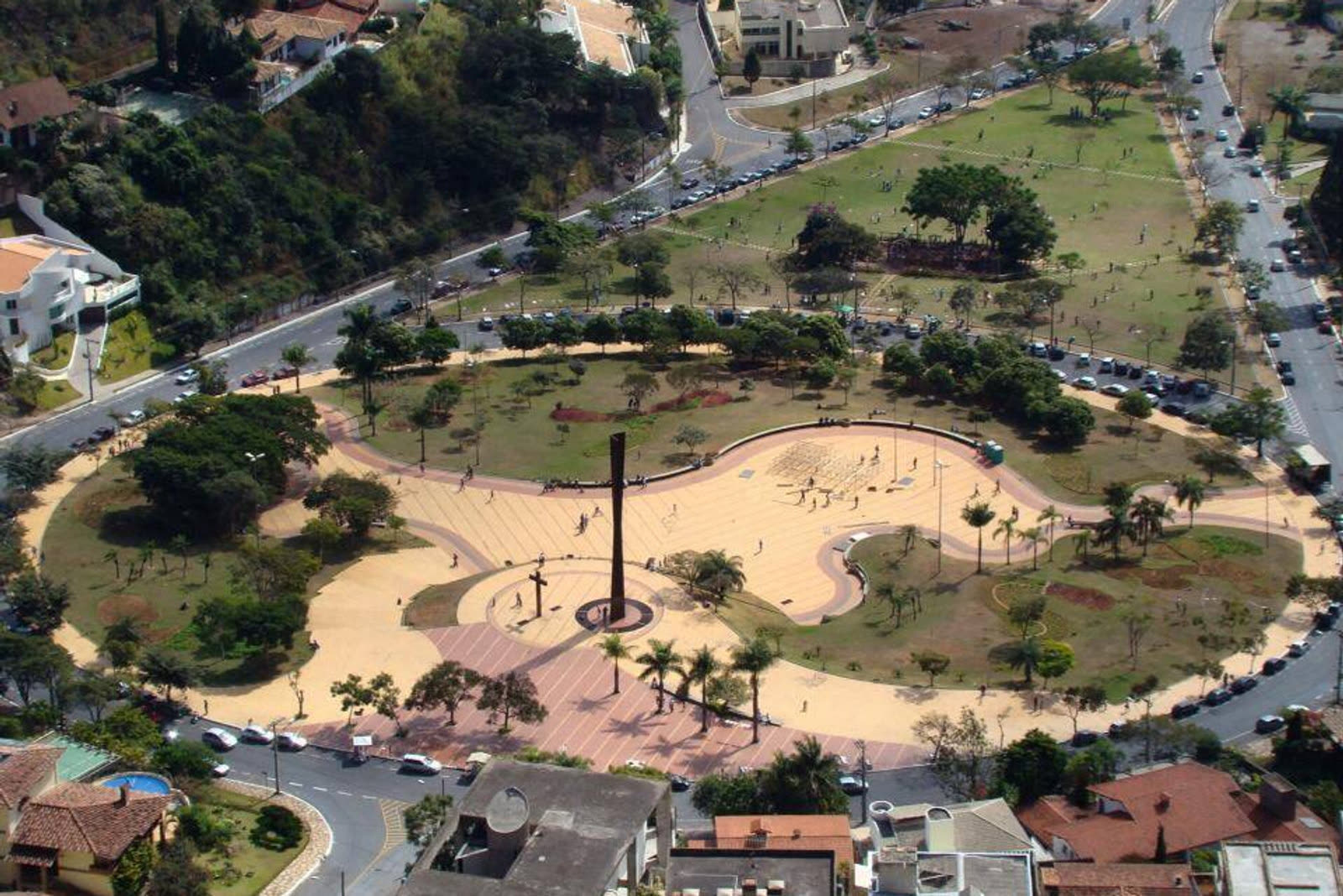 Praça do Papa, no Mangabeiras, vista do alto, com a cruz monumental e os gramados