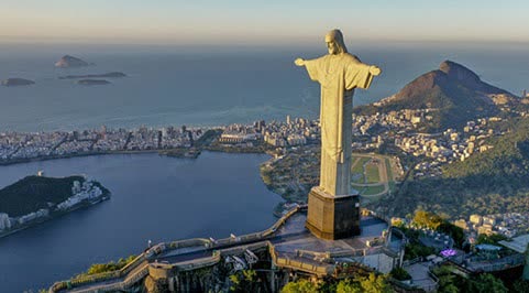 Cristo Redentor no Corcovado visto do alto, com a Lagoa Rodrigo de Freitas e o mar ao fundo