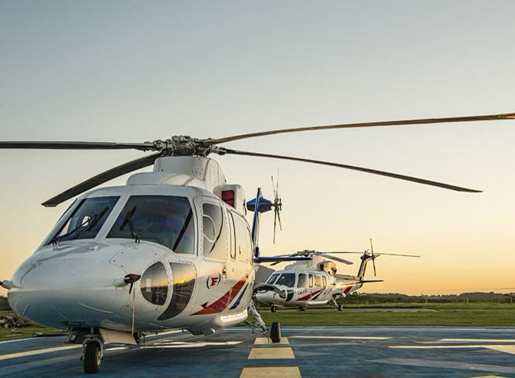 Helicópteros aeromédicos no heliponto ao entardecer